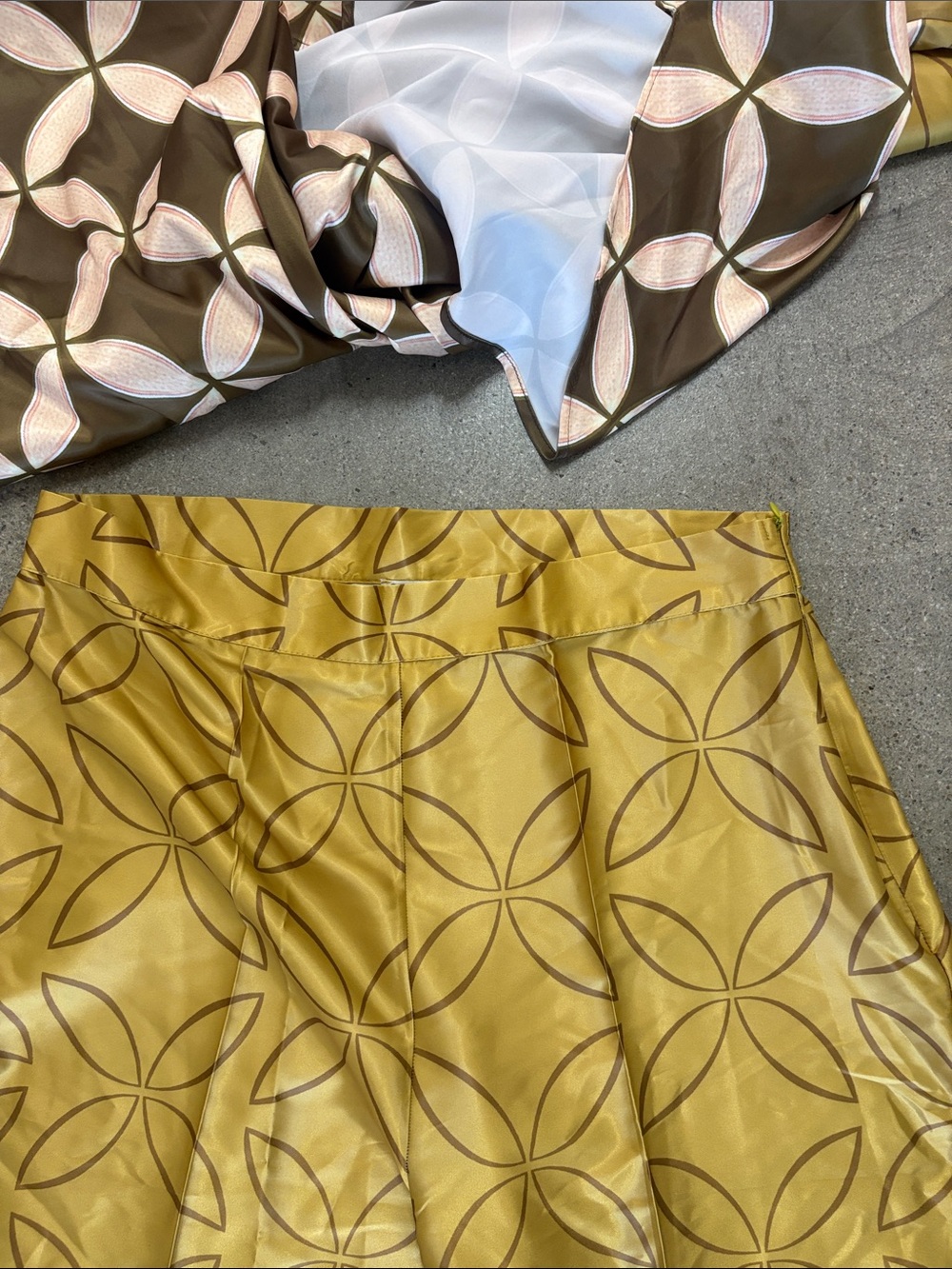 Women's Olive & Brown Geometric Two-Piece Pantsuit - Picture 3 of 4